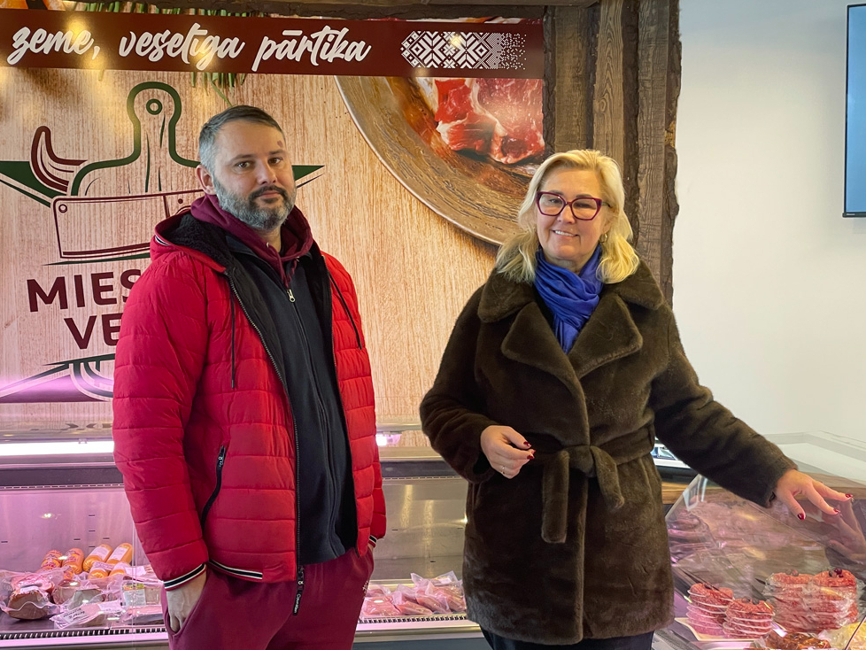 Lielvārdes gaļas veikalā saimnieko Ojārs Savins, kurā daļa produkcijas tiek piegādāta no viņa mammas Brigitas Savinas bioloģiskās zemnieku saimniecības “Kalvāni”. 