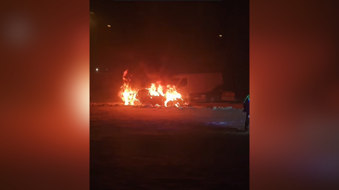 Nodegusī automašīna.