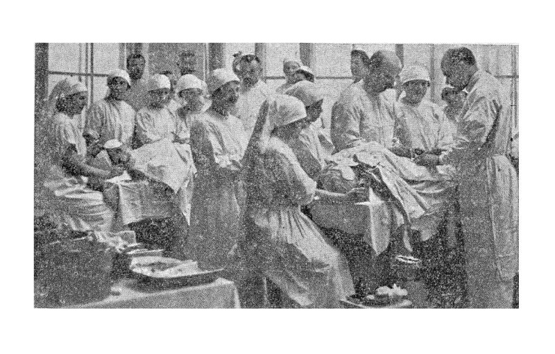 Rīgas pilsētas 1. slimnīcas operāciju telpa 1926. gadā. Labajā pusē ķirurgs A. Ziediņš.