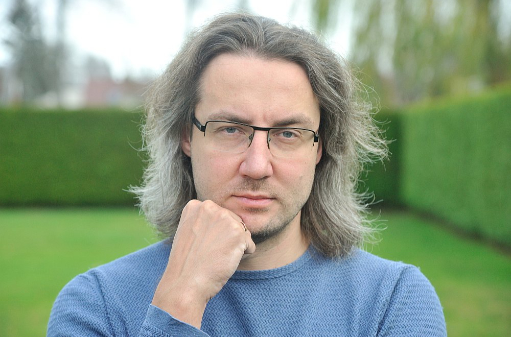 Uzticēdamies īrniekam, jūrmalnieks Kārlis Blūmentāls nokļuvis neapskaužamā situācijā – viņa īpašumā bez saimnieka piekrišanas reģistrētas vairākas firmas, kas mudinājis VID dzīvokli iekļaut melnajā sarakstā. No sava lēmuma VID neatkāpjas.