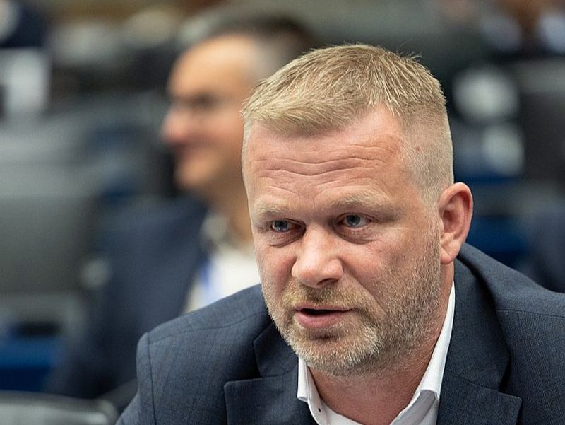 "Esmu gandarīts, ka faktiski visas politiskās grupas atbalstīja dronu ziņojumu, kura izstrādei veltīju teju gadu," pēc vakar apstiprinātās pretdronu stratēģijas atzina ziņojuma autors, Eiropas Parlamenta deputāts Reinis Pozņaks.