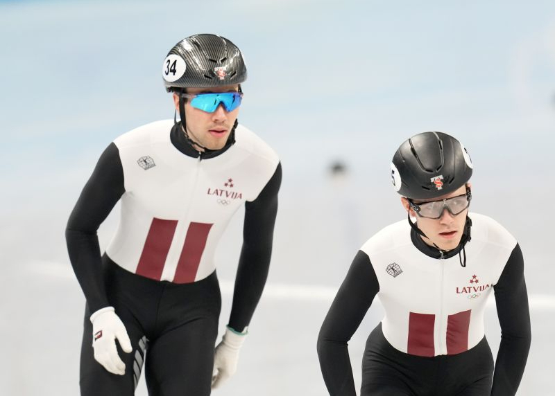 Šorttrekisti Reinis Bērziņš (no labās) un Roberts Krūzbergs Milānā startēs savās otrajās olimpiskajās spēlēs.