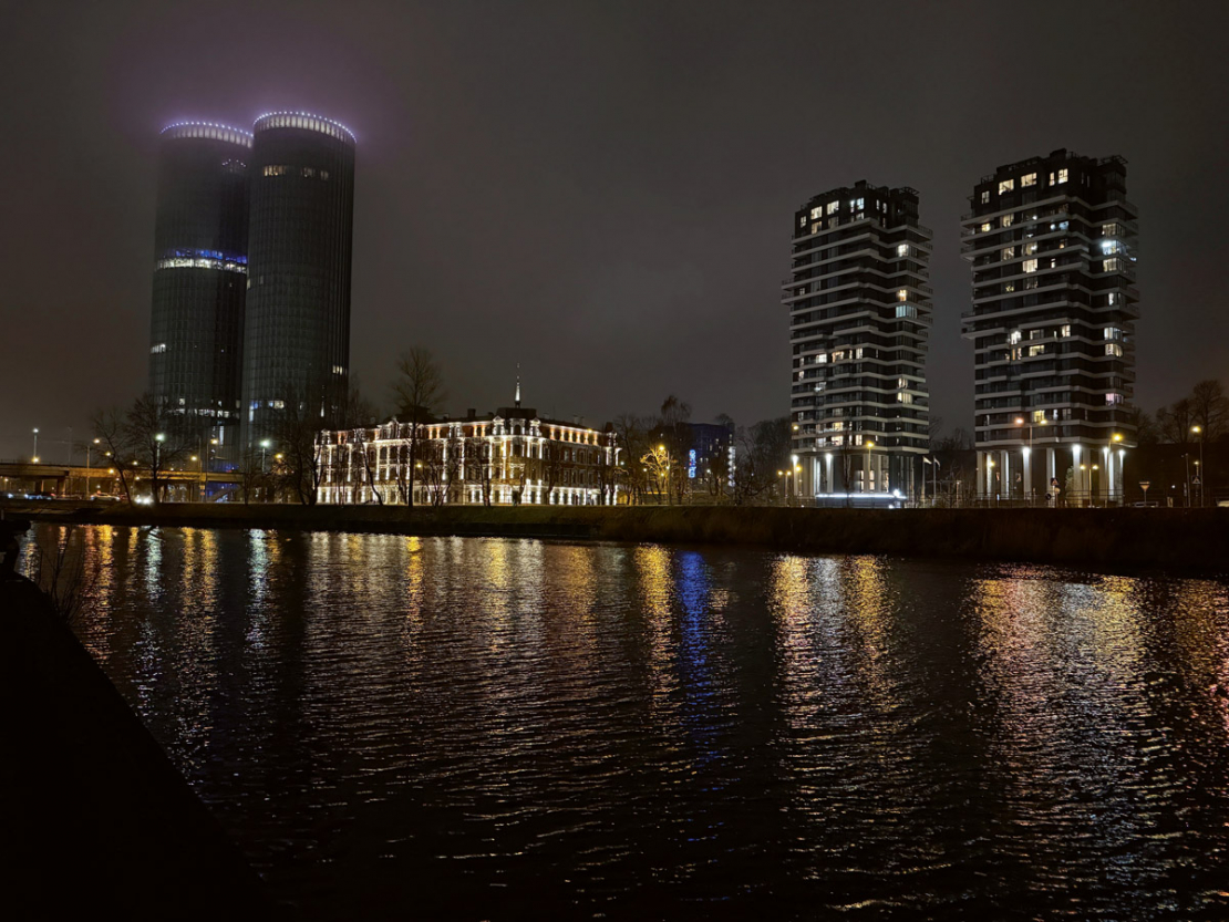 Pilsēta. Nakts. Daugava.