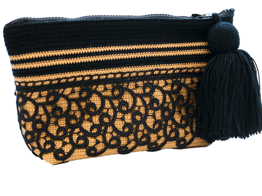 Tamborēts maciņš ar mežģīni.