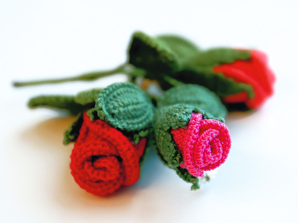 Tamborētas rozīšu piespraudes.