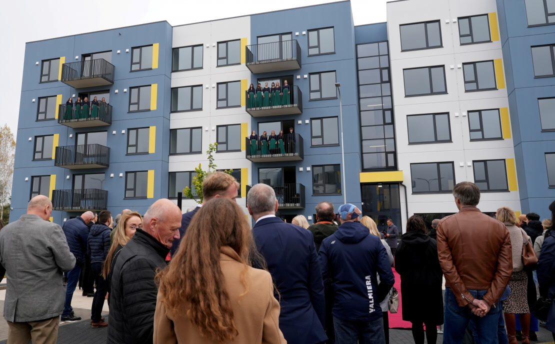 Valmierā tiek atklātas pirmās ar valsts atbalstu uzbūvētās zemas īres maksas daudzdzīvokļu dzīvojamās mājas — 120 jauni dzīvokļi speciālistu piesaistei.