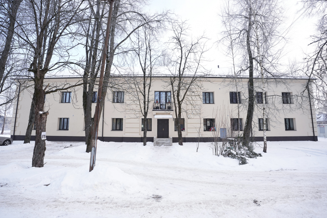 Atjaunotā daudzdzīvokļu māja Bērzpils ielā 75, Rīgā.