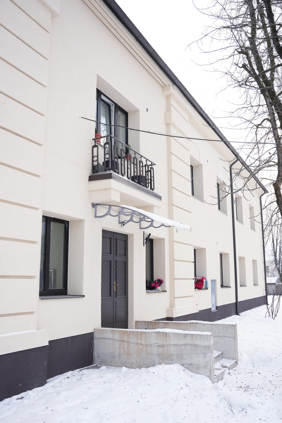 Atjaunotā daudzdzīvokļu māja Bērzpils ielā 75, Rīgā.