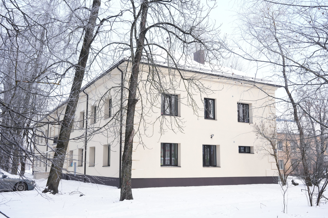 Atjaunotā daudzdzīvokļu māja Bērzpils ielā 75, Rīgā.