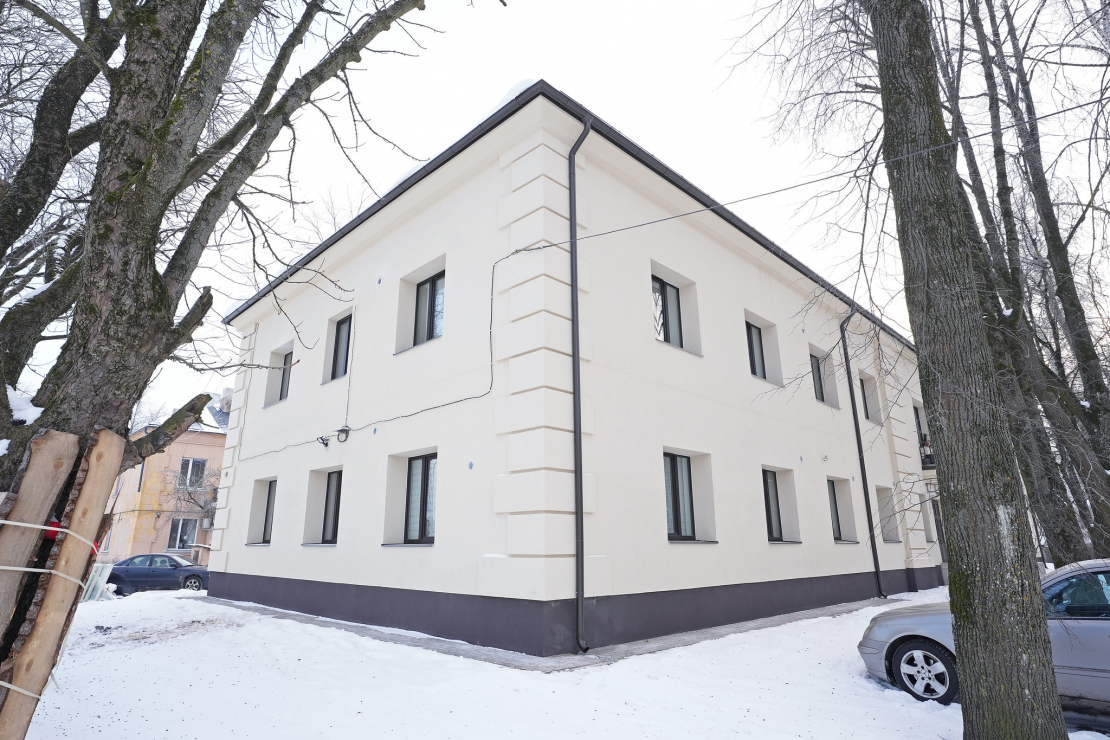 Atjaunotā daudzdzīvokļu māja Bērzpils ielā 75, Rīgā.