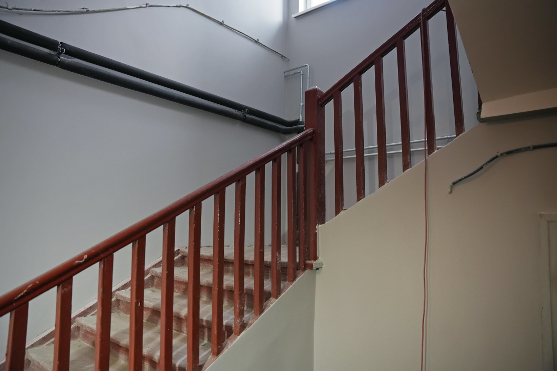 Atjaunotā daudzdzīvokļu māja Bērzpils ielā 75, Rīgā.