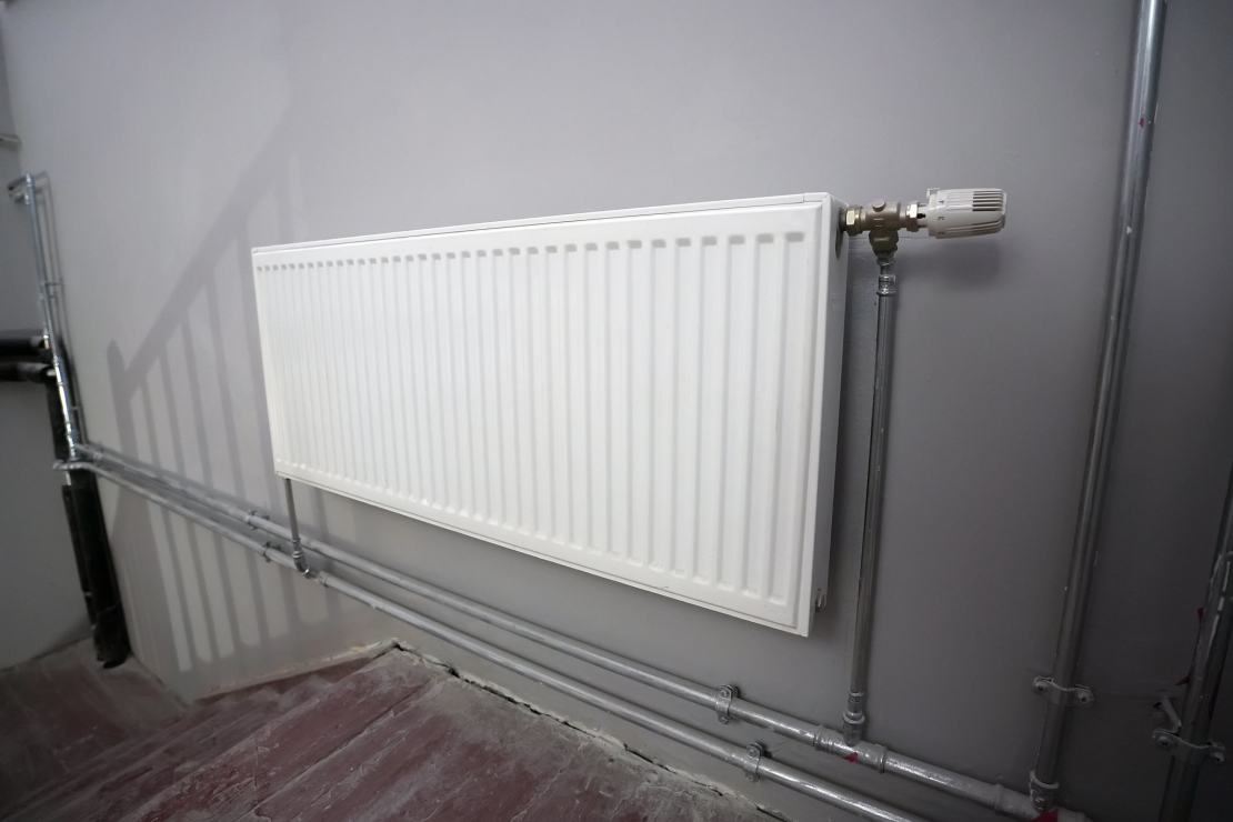 Atjaunotā daudzdzīvokļu māja Bērzpils ielā 75, Rīgā.