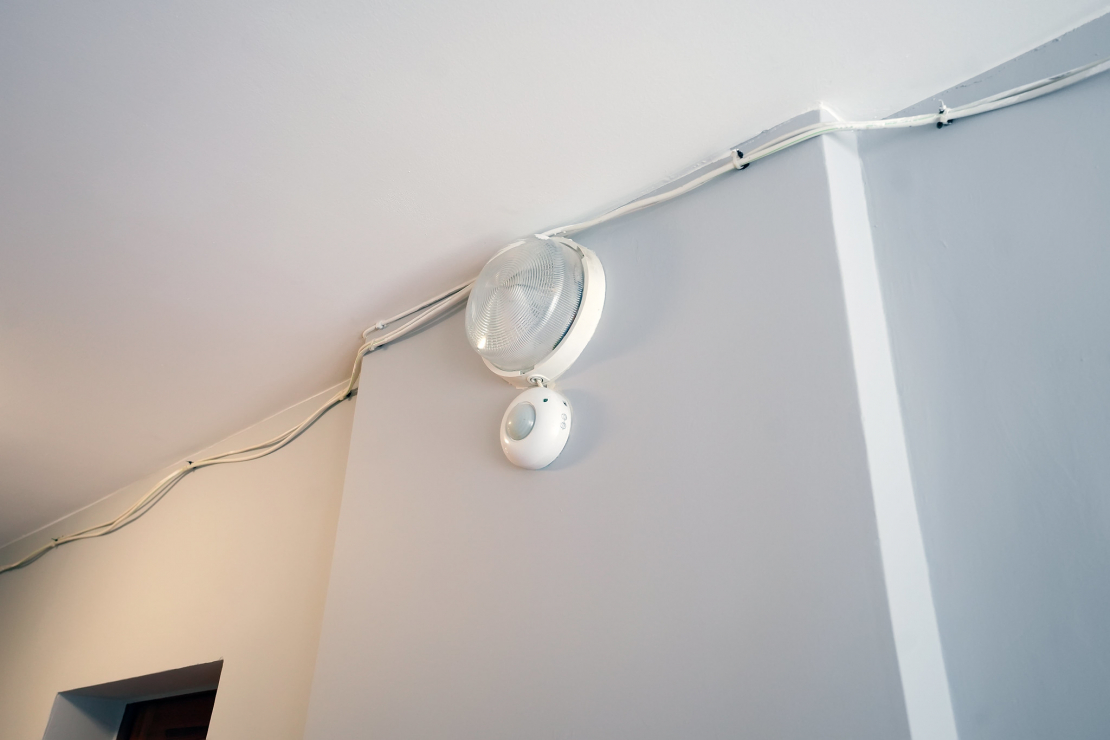 Atjaunotā daudzdzīvokļu māja Bērzpils ielā 75, Rīgā.