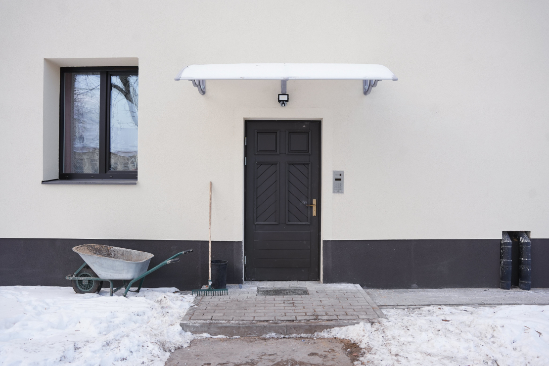 Atjaunotā daudzdzīvokļu māja Bērzpils ielā 75, Rīgā.