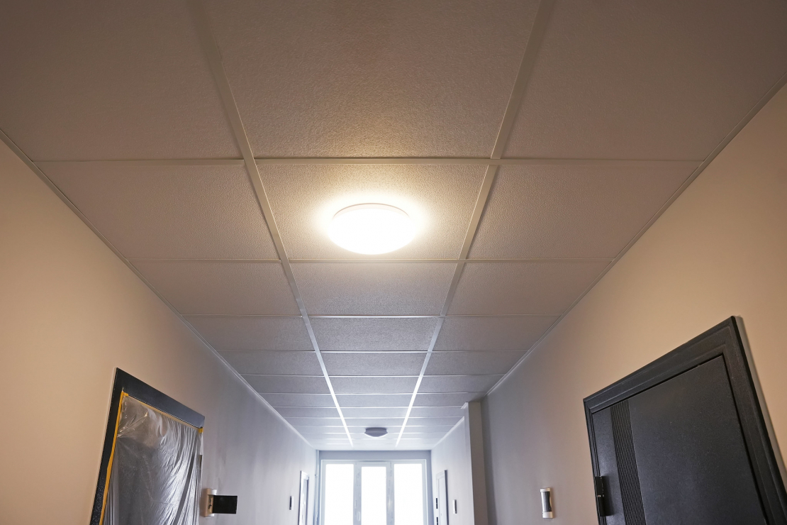 Atjaunotā daudzdzīvokļu māja Bērzpils ielā 75, Rīgā.