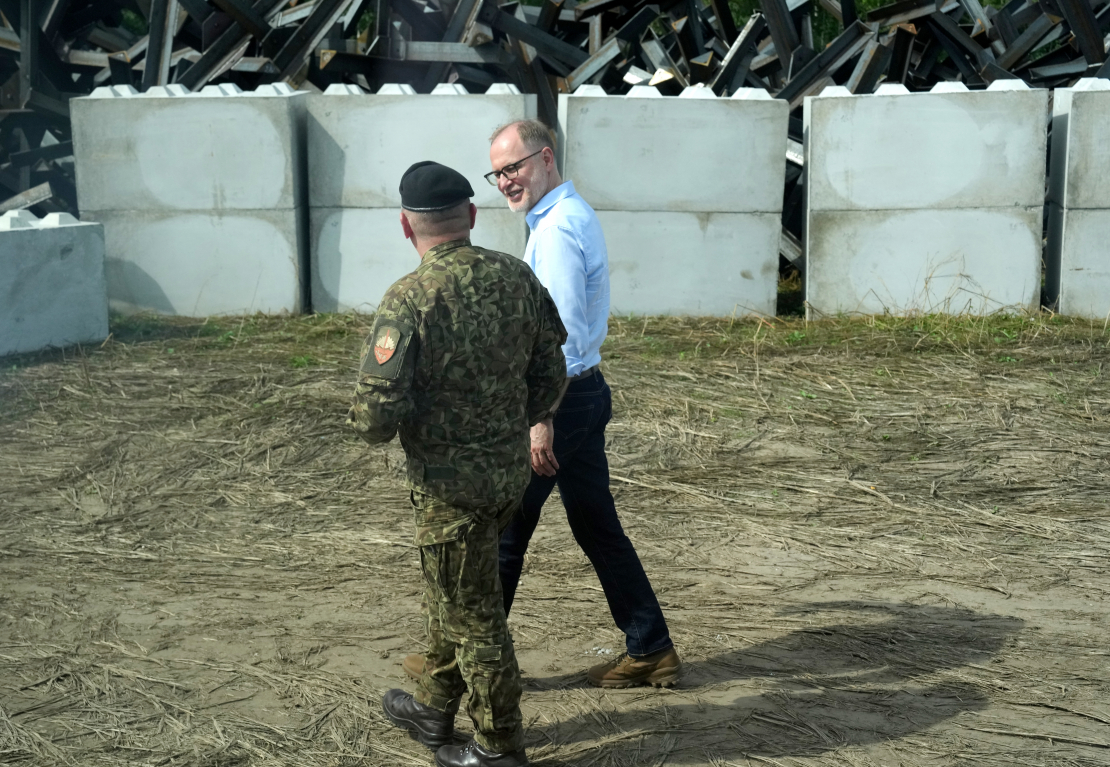 Zemessardzes ceturtās brigādes komandieris pulkvežleitnants Andris Rieksts (no kreisās) un aizsardzības ministrs Andris Sprūds pie Kārsavas dzelzceļa stacijas, kur izveidots inženiertehniskais parks pretmobilitātes šķēršļu uzkrāšanai.