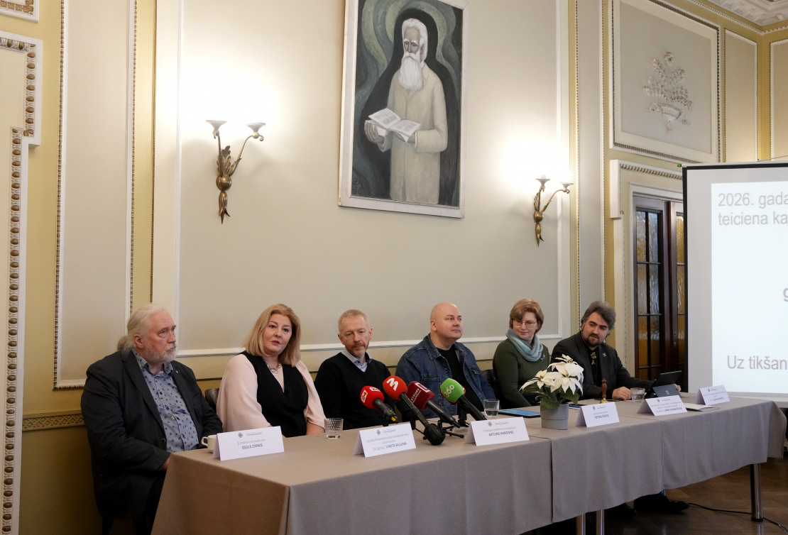 Žurnālists un publicists Egils Zirnis (no kreisās), Latvijas Okupācijas muzeja vadošā pētniece, sociolingviste Vineta Skujiņa, grāmatu redaktors un korektors Arturs Hansons, komunikācijas praktiķis Pēteris Pūrītis, izdevniecības "Latvijas Mediji" orģinālliteratūras redaktore un kultūras žurnāliste Linda Kusiņa-Šulce un tulkotājs un Rīgas Latviešu biedrības Latviešu valodas attīstības kopas vadītājs Uģis Nastevičs piedalās 2025. gada vārda, nevārda un spārnotā teiciena paziņošanas pasākumā Rīgas Latviešu biedrības namā.