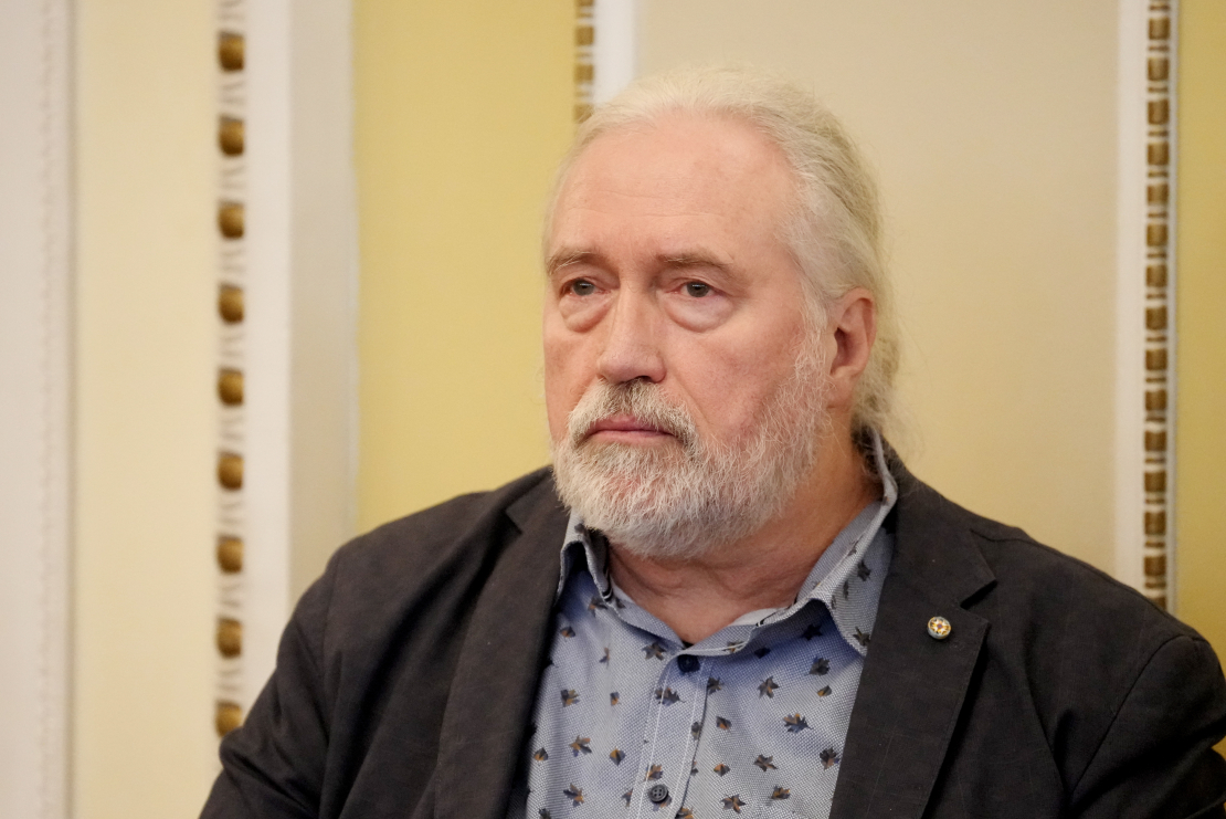 Žurnālists un publicists Egils Zirnis piedalās 2025. gada vārda, nevārda un spārnotā teiciena paziņošanas pasākumā Rīgas Latviešu biedrības namā.