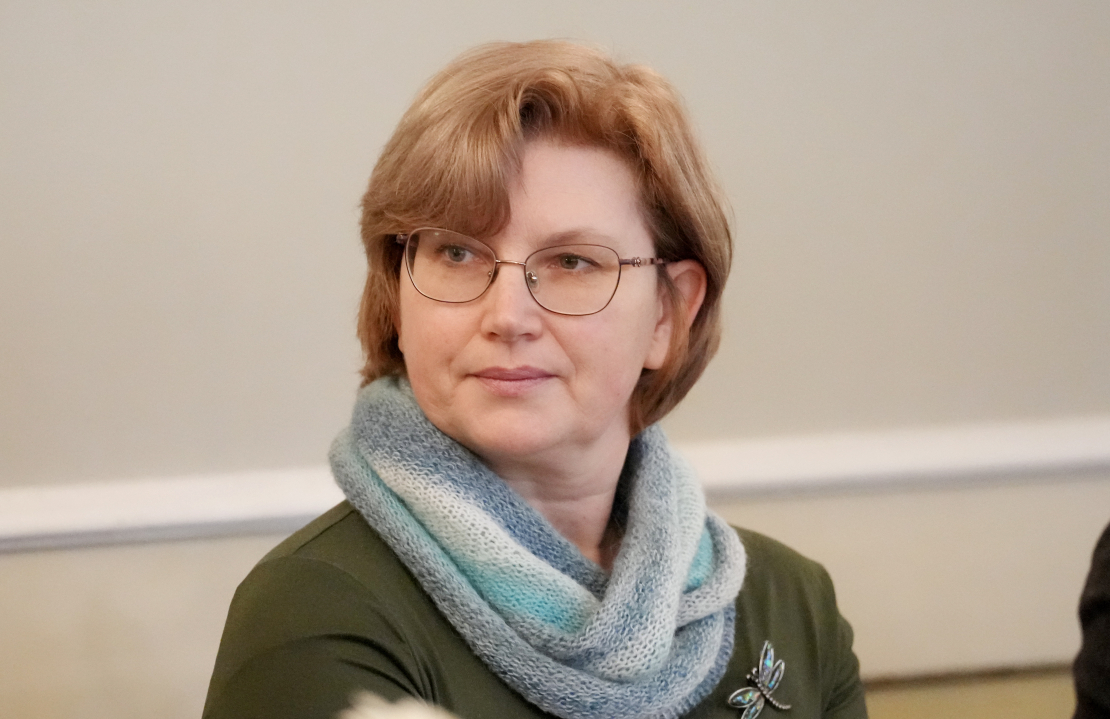 Izdevniecības "Latvijas Mediji" orģinālliteratūras redaktore un kultūras žurnāliste Linda Kusiņa-Šulce piedalās 2025. gada vārda, nevārda un spārnotā teiciena paziņošanas pasākumā Rīgas Latviešu biedrības namā.