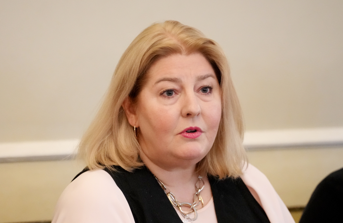 Latvijas Okupācijas muzeja vadošā pētniece, sociolingviste Vineta Skujiņa piedalās 2025. gada vārda, nevārda un spārnotā teiciena paziņošanas pasākumā Rīgas Latviešu biedrības namā.