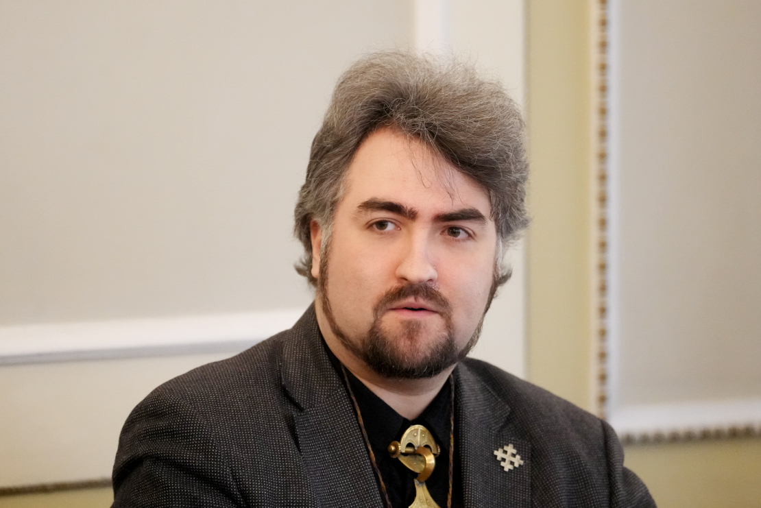 Tulkotājs un Rīgas Latviešu biedrības Latviešu valodas attīstības kopas vadītājs Uģis Nastevičs piedalās 2025. gada vārda, nevārda un spārnotā teiciena paziņošanas pasākumā Rīgas Latviešu biedrības namā.