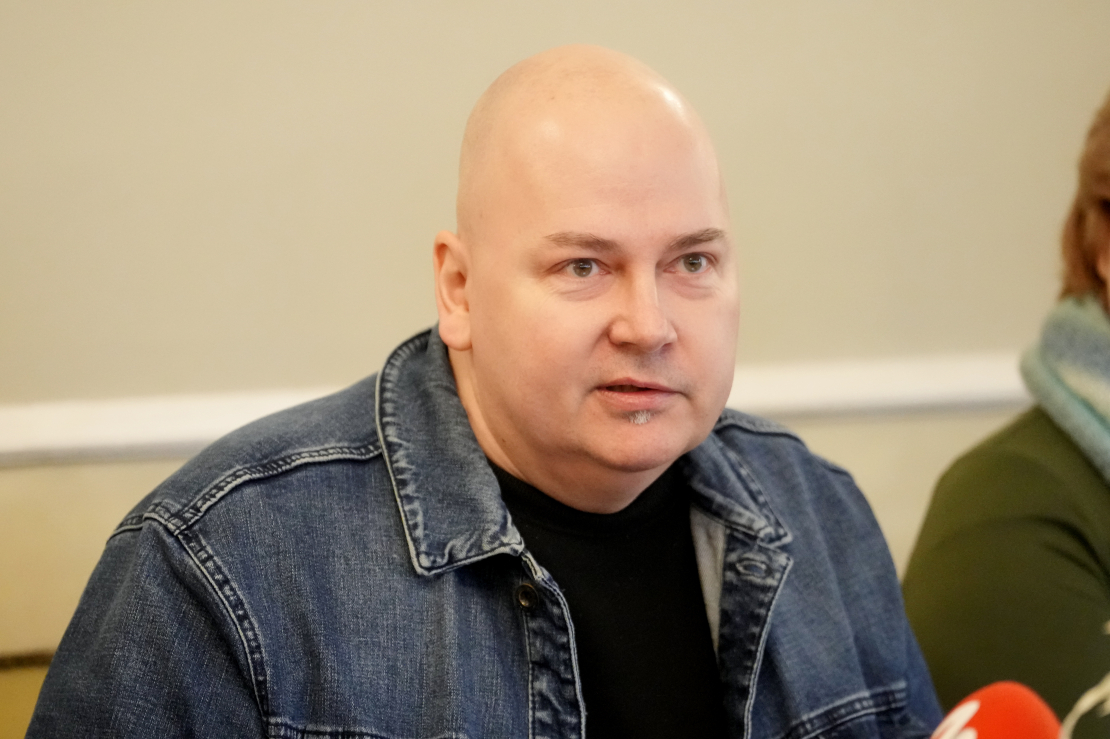 Komunikācijas praktiķis Pēteris Pūrītis piedalās 2025. gada vārda, nevārda un spārnotā teiciena paziņošanas pasākumā Rīgas Latviešu biedrības namā.