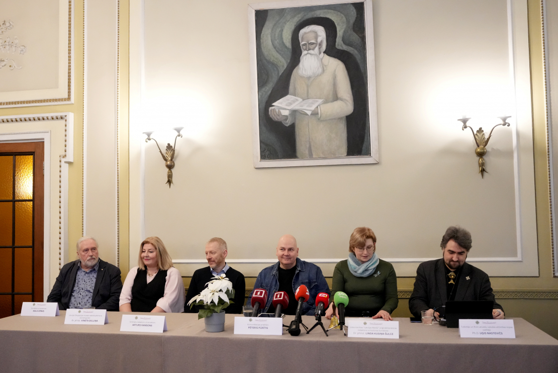 Žurnālists un publicists Egils Zirnis (no kreisās), Latvijas Okupācijas muzeja vadošā pētniece, sociolingviste Vineta Skujiņa, grāmatu redaktors un korektors Arturs Hansons, komunikācijas praktiķis Pēteris Pūrītis, izdevniecības "Latvijas Mediji" orģinālliteratūras redaktore un kultūras žurnāliste Linda Kusiņa-Šulce un tulkotājs un Rīgas Latviešu biedrības Latviešu valodas attīstības kopas vadītājs Uģis Nastevičs piedalās 2025. gada vārda, nevārda un spārnotā teiciena paziņošanas pasākumā Rīgas Latviešu biedrības namā.