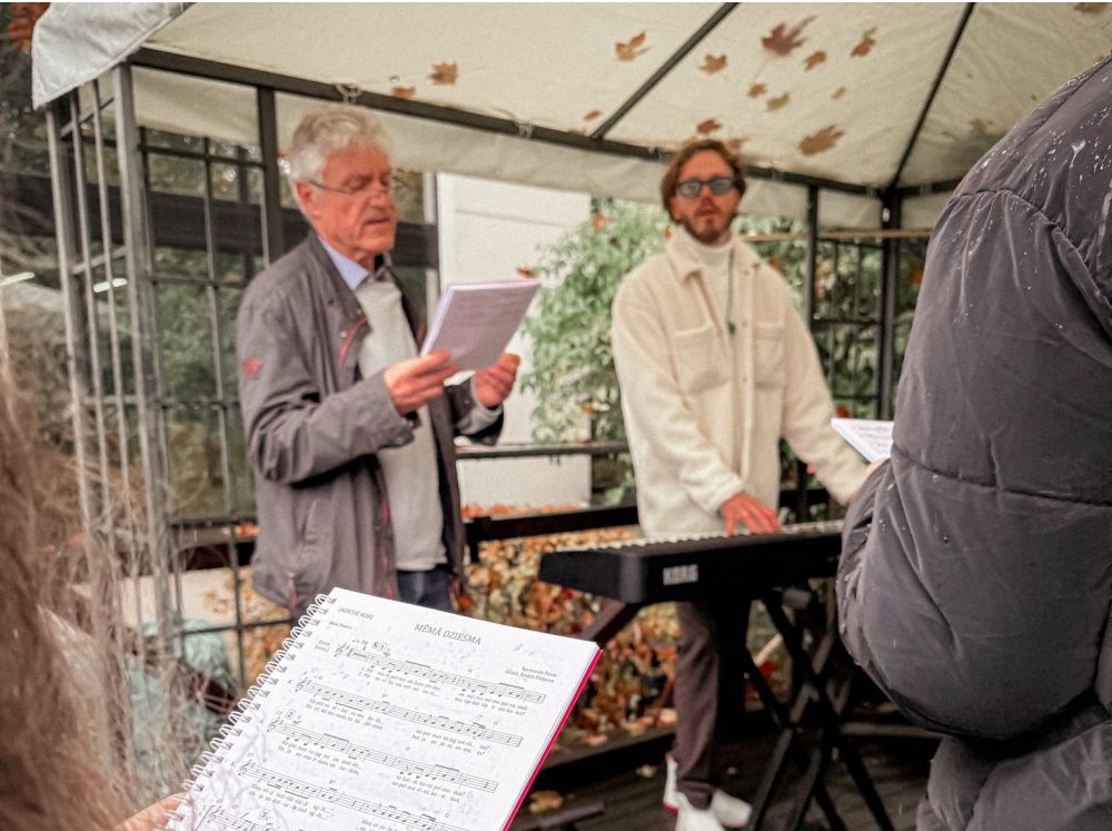 Koncerta "Dziesmu svētki "Manai Dzimtenei"" repertuāra grāmatiņas jau ir nodrukātas un nonākušas pie dziedātājiem. Tās nosaukumā ir arī Raimonda Paula vārds. Attēlā pa labi – koncerta mākslinieciskais vadītājs Jānis Ķirsis.