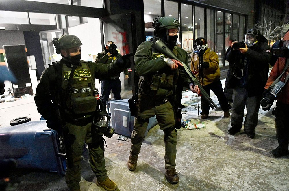 ASV federālo iestāžu aģenti pie viesnīcas Mineapolē, kur notiek pret prezidenta Donalda Trampa imigrācijas politiku vērsti protesti.