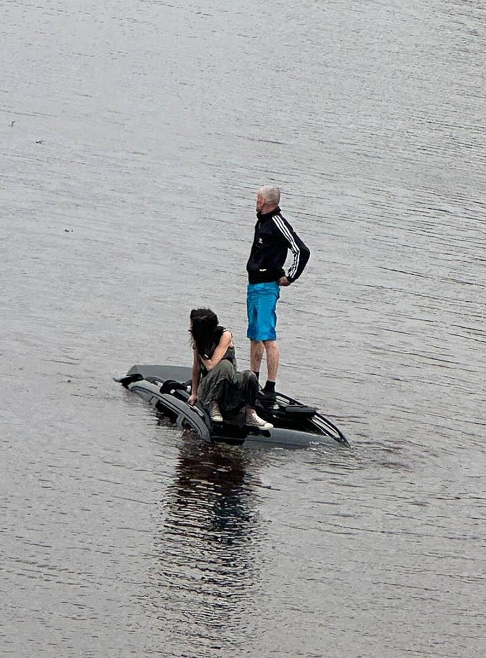 Pagājušā gada 16. jūnijā notikušo neplānoto "izrādi" ar Daugavā iebraukušo auto un tā vadītāja un pasažieres glābšanu vēroja daudzi ogrēnieši.