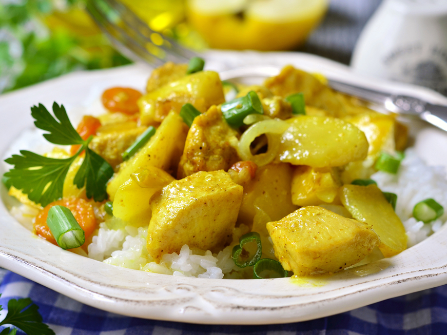 Vistas fileja karija un ābolu mērcē.