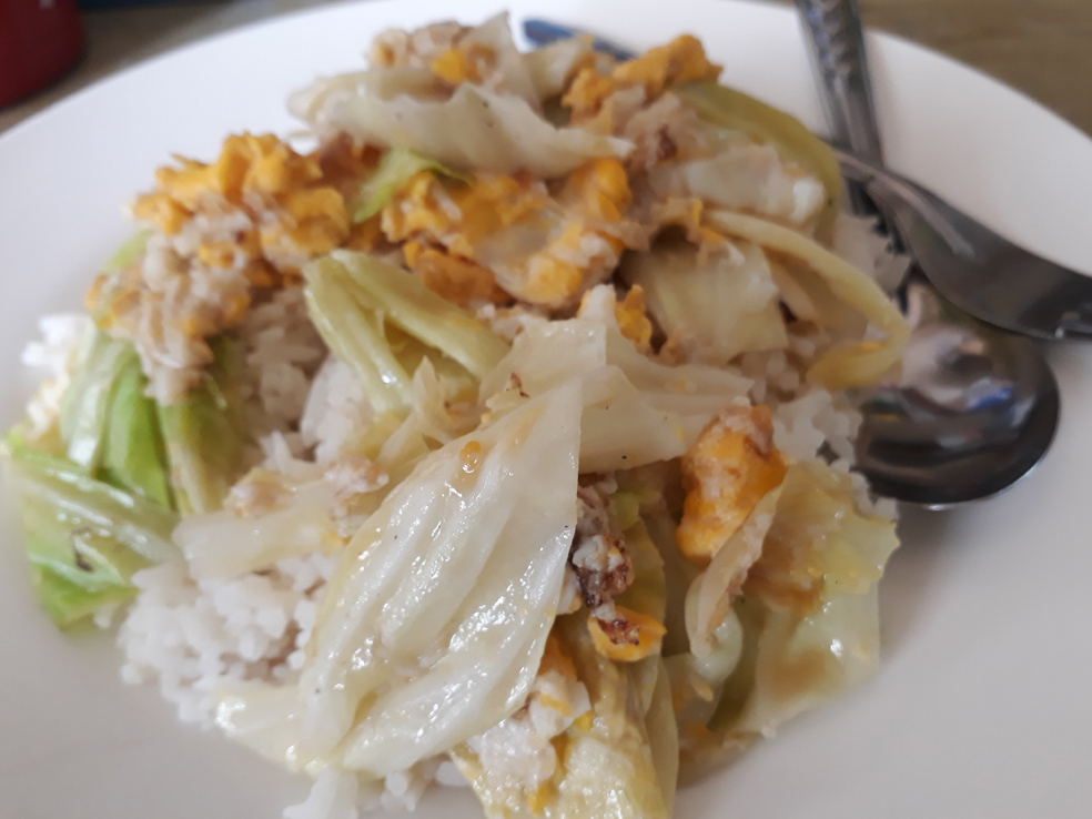 Ķīnas kāposts ar malto gaļu un rīsiem.