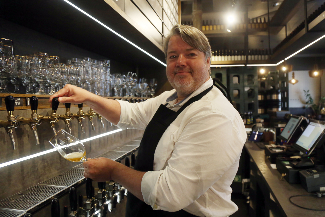 Alus darītavas "Valmiermuiža" saimnieks un sertificēts alus someljē Aigars Ruņģis.