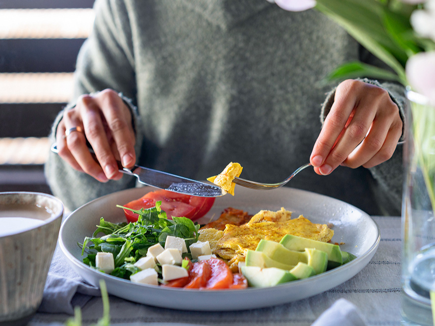 Ievērojot keto diētu, 70% no dienā nepieciešamajām kalorijām jāuzņem ar taukiem, 25% ar olbaltumvielām, bet tikai 5% ar ogļhidrātiem.