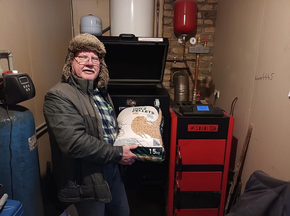 "Neslinkoju, neriskēju un regulāri iztīru pelnus, kas manā gadījumā ir ik pēc desmit dienām. Arī ar granulu pirkšanu jāuzmanās, nekad neņemu lētākās, neeksperimentēju," pieredzē par granulu apkuri dalās Agris Muižzemnieks no Jelgavas novada.