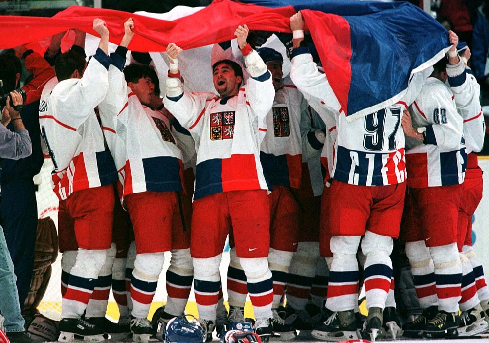 Čehijas hokejisti svin triumfu Nagano olimpiskajās spēlēs. Mājās viņi tika sagaidīti kā varoņi, Vāclava laukumā čempionus sveicot vairākiem desmitiem tūkstošu fanu.