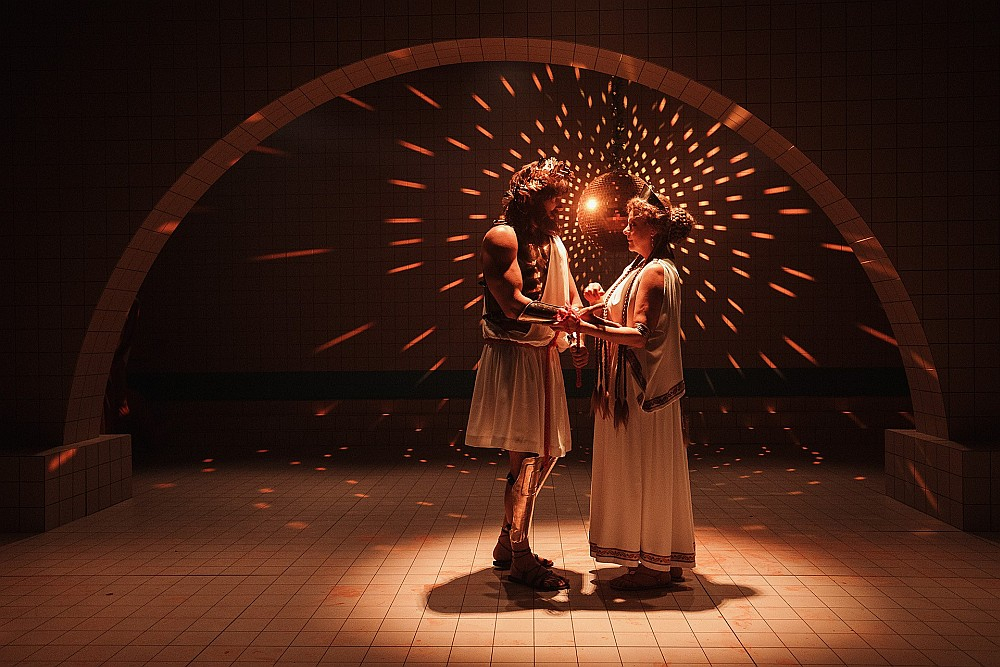 Skats no Valmieras teātra izrādes "Mēdeja".