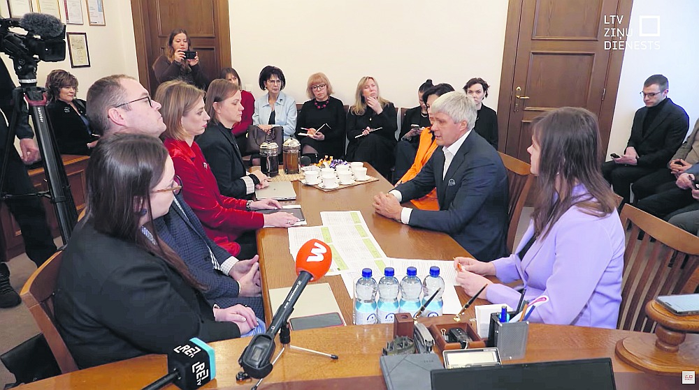 Kultūras ministres Agneses Lāces (trešā no kreisās) 7. janvāra tikšanās ar Rēzeknes domes priekšsēdētāju Aleksandru Bartaševiču (otrais no labās) beidzās ar diezgan skarbiem izteikumiem no abām pusēm.