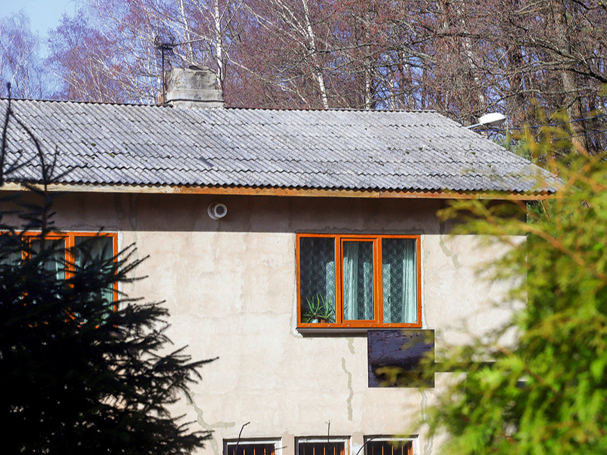 Lai gan šīferis kā jumta seguma materiāls nav slikts, pagājušajā gadsimtā, to ražojot un uzstādot, neviens neaizdomājās, kas ar šo materiālu notiks, kad būs nokalpojis.