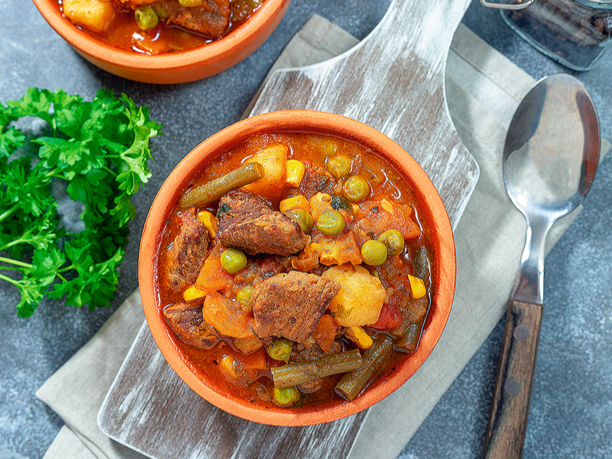 Gaļas un dārzeņu sautējums.