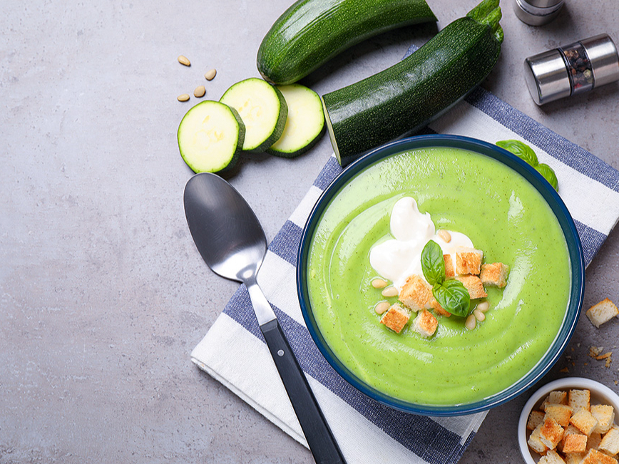 Maigā cukīni krēmzupa.