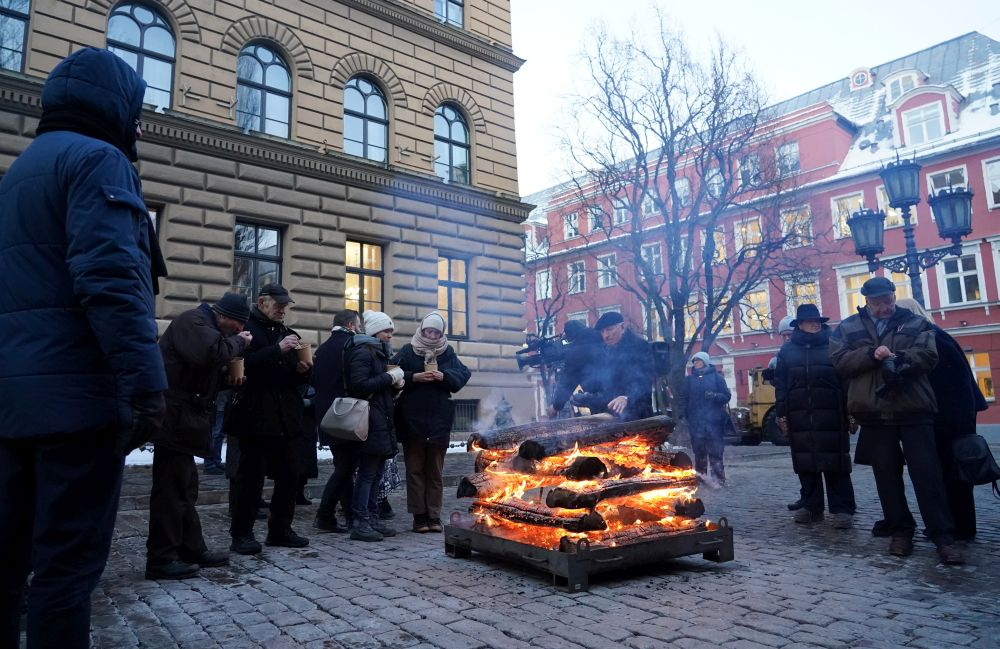 1991.gada barikāžu aizstāvju atceres dienas pasākums pie Saeimas nama.