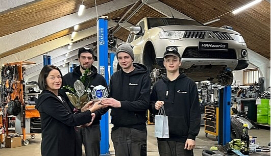 Smiltenes novada Apes uzņēmuma SIA "KRK Works" autoserviss labprāt ņemot darbā jauniešus. Uzņēmuma ieguldījumu darbinieku apmācībā pirms pāris gadiem arī novērtējusi Smiltenes novada pašvaldība un konkursā "Gada balva uzņēmējdarbībā" piešķīrusi balvu kategorijā "Ieguldījums vietējā kopienā". To pasniedza Smiltenes novada pašvaldības domes priekšsēdētāja vietniece Astrīda Harju uzņēmuma īpašniekam Kristapam Raipalim (otrais no labās).