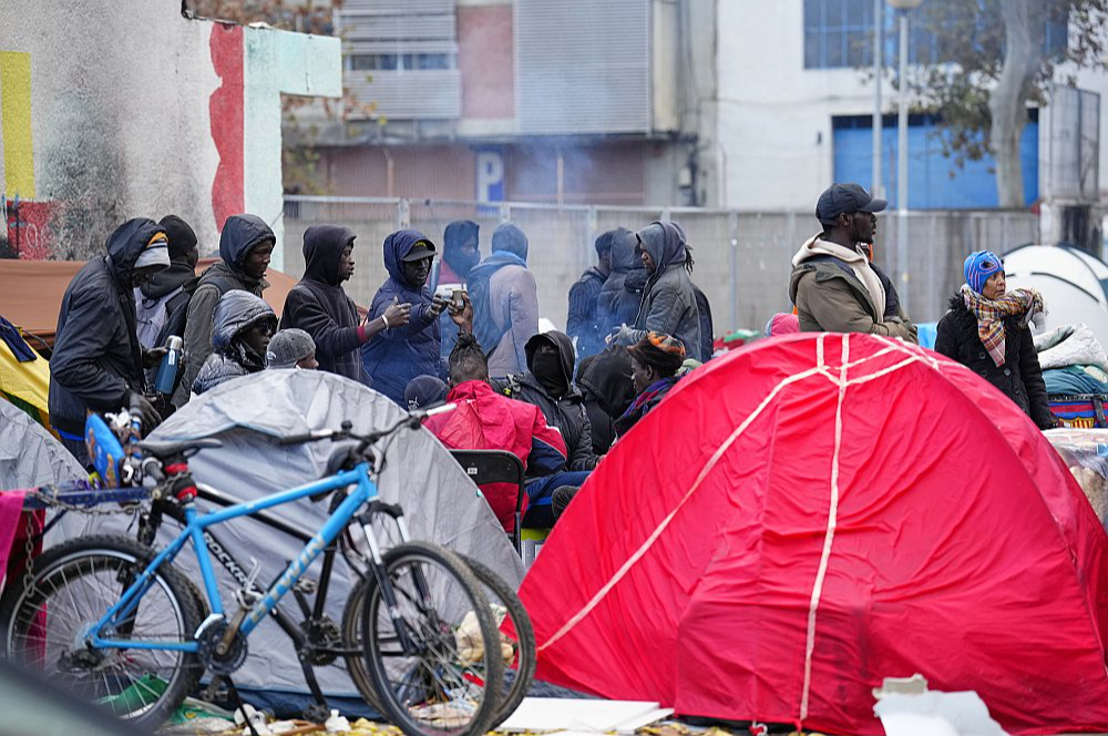 Migrantu pašrocīgi ierīkotā nometne Spānijas pilsētā Badalonā pagājušā gada decembrī. Pirms tam migranti bija apmetušies kādā pamestā ēkā, no kuras viņus evakuēja policija.