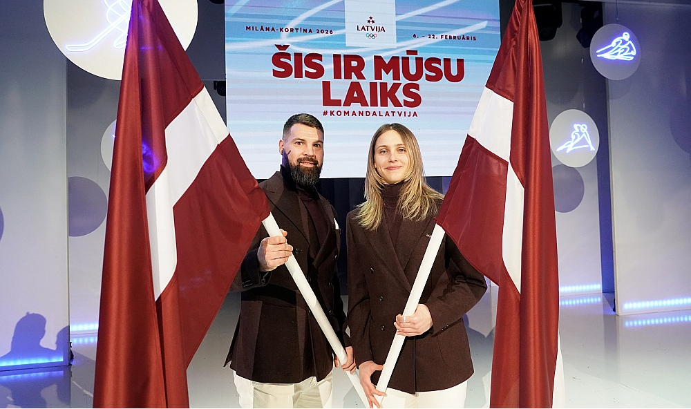 Pieredze un jaunība – Kaspars Daugaviņš un Dženifera Ģērmane iemēģina roku karoga nešanā.