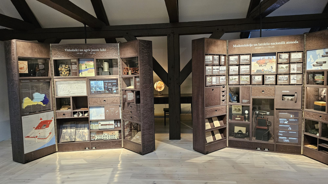 Latvijas Nacionālā vēstures muzeja nodarbību telpā "Izziņas bēniņi" Rīgas pilī ir iespēja satikties ar Latvijas vēsturi no 12 000 gadu senatnes līdz mūsdienām un izpētīt to – skatoties, klausoties, lasot, darbojoties.