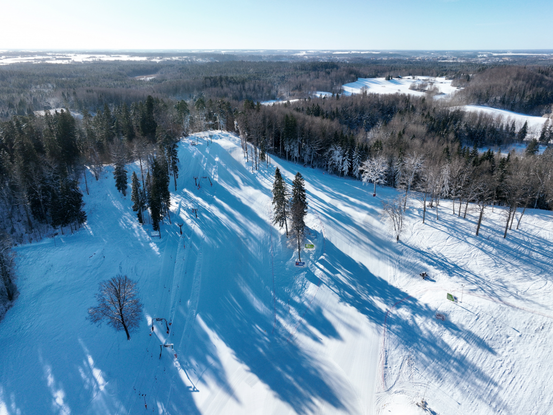 Ziemas ainava atpūtas kompleksa "Milzkalns" slēpošanas trasē. 