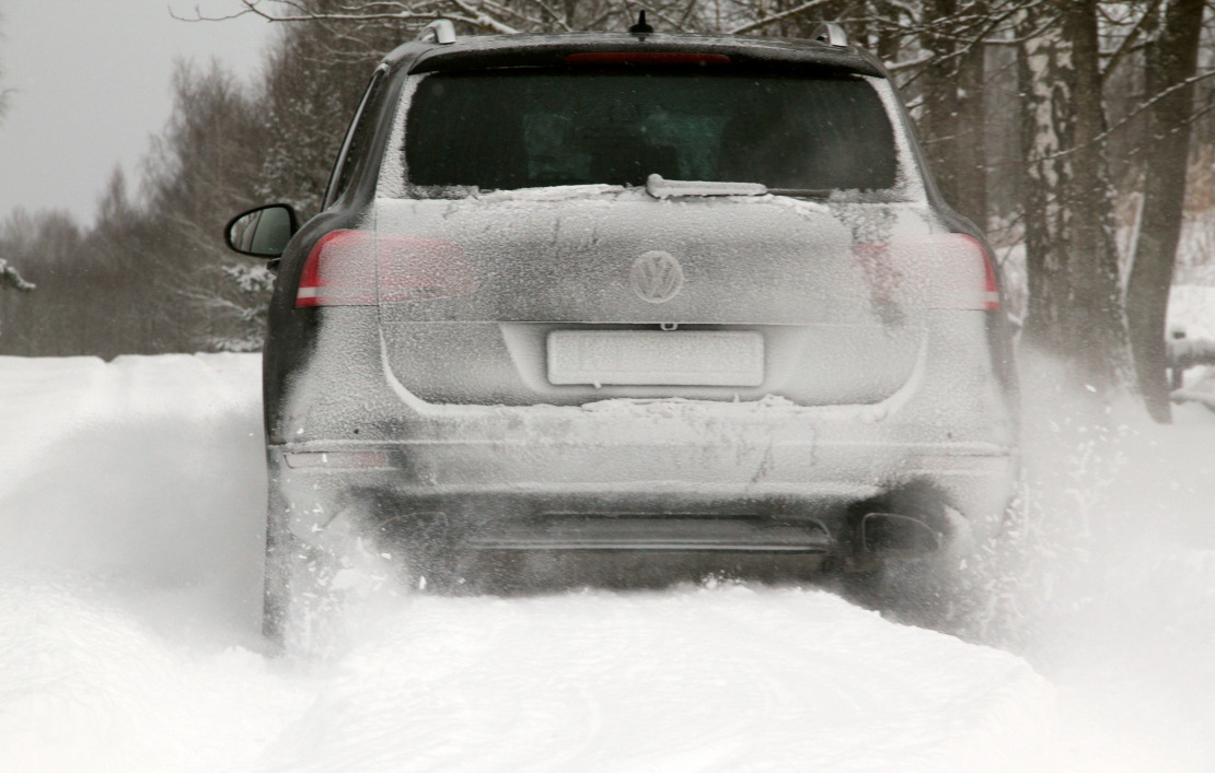 Automašīna uz sniegota ceļa.