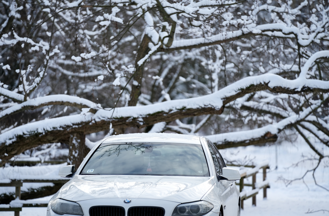 BMW automašīna ziemā.