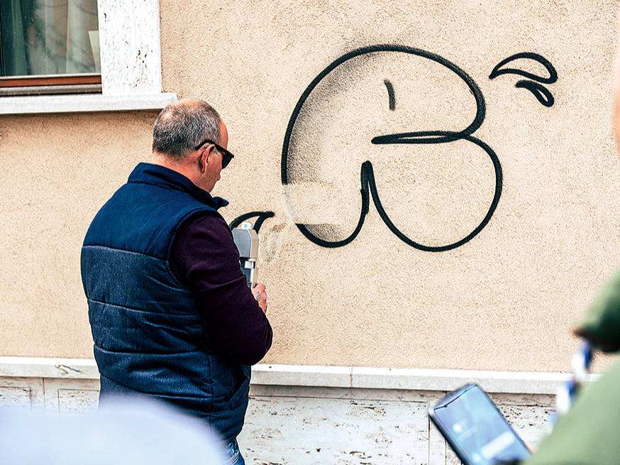 Grafiti noņemšana ar lāzeru.